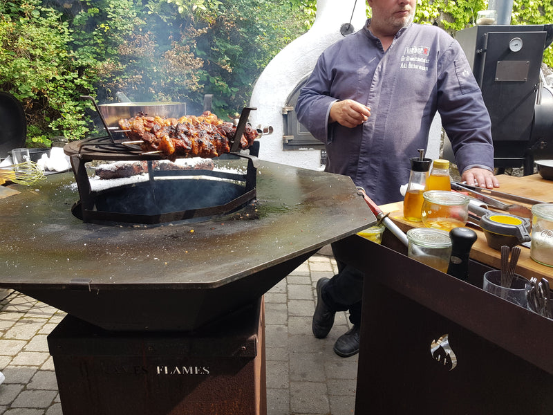 Frisches Grillgut auf einer heißen Plancha Grillplatte