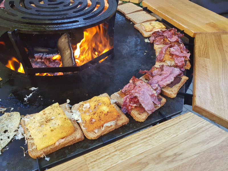 Plancha Grill von James Flames mit Feuerstelle und Grillplatte